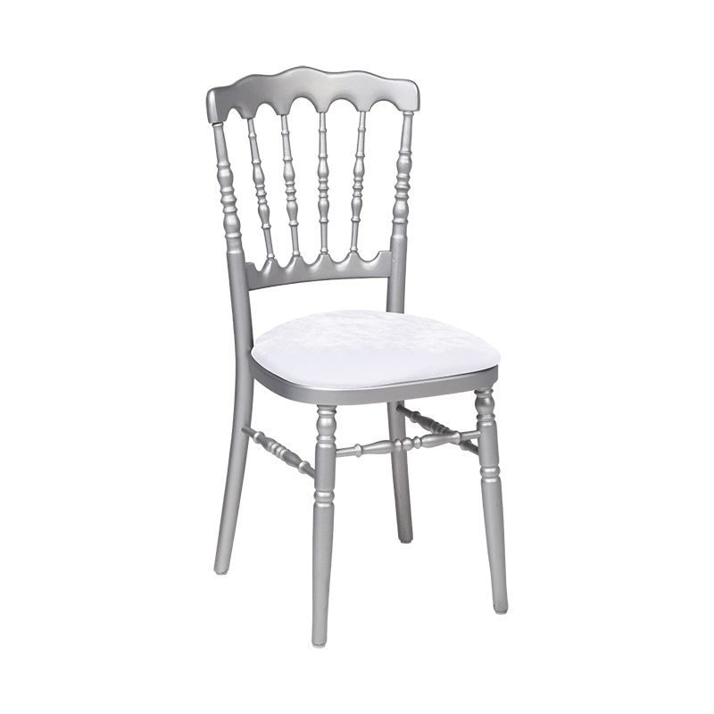 Chaise Napoléon argentée en bois avec galette velours blanche