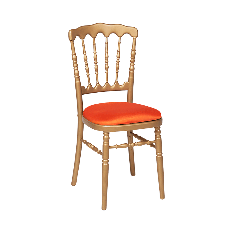 Chaise Napoléon dorée en bois avec galette orange